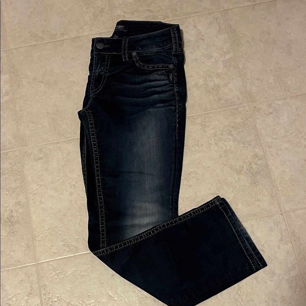 Silver Jeans Women's Dark Indigo baby boot Jeans small Knick on lower left leg